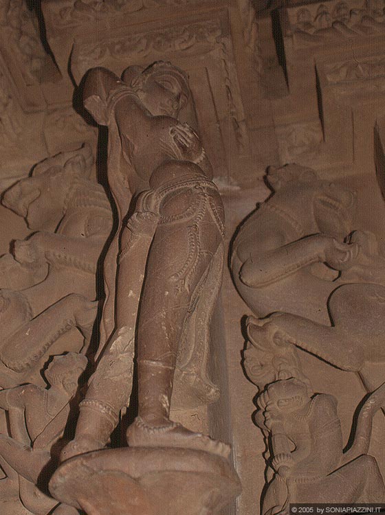 KHAJURAHO - Vishvanath Temple: una elegante figura femminile dalle forme morbide e sinuose atteggiata in posa provocante
