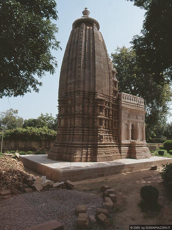KHAJURAHO - Tra i templi del gruppo orientale Adinath Temple è un tempio giainista