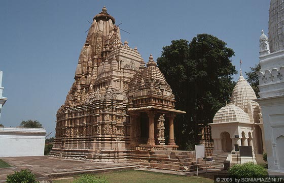 MADHYA PRADESH - Khajuraho - templi del gruppo orientale - Parsvanath Temple