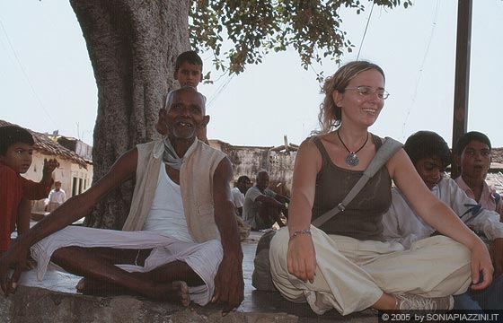 MADHYA PRADESH - Khajuraho Village - il villaggio antico: io accanto ad un vecchio indiano nella posizione del loto