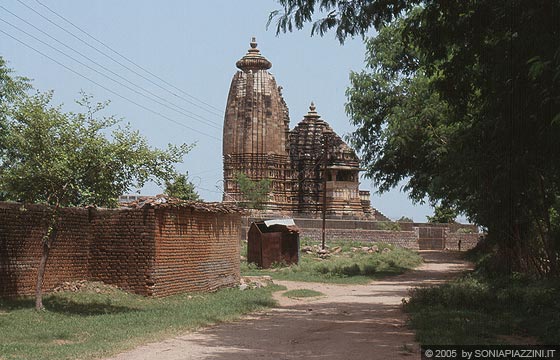 KHAJURAHO - Vamana Temple (templi del gruppo orientale) in posizione isolata tra i verdi campi
