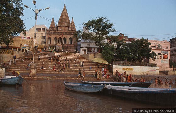 VARANASI - Escursione sul fiume all'alba - Assi Ghat