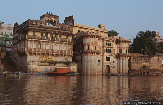 VARANASI - Escursione sul fiume all'alba - il sole nascente e la calda atmosfera del mattino