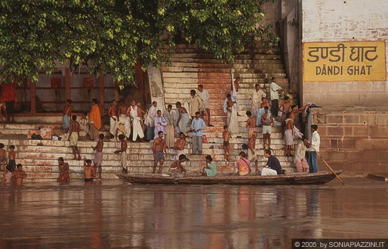 VARANASI - Vista del Dandi Ghat durante l'escursione sul fiume all'alba 