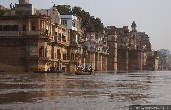 VARANASI - La calda e suggestiva luce del sole nascente