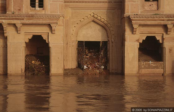 VARANASI - La suggestiva luce del sole all'alba 