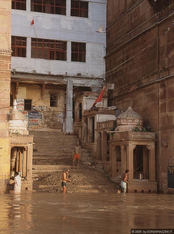 VARANASI - Durante l'escursione in barca sul Gange, dalla barca osserviamo gli indiani nei loro rituali di pulizia all'alba del sole nascente
