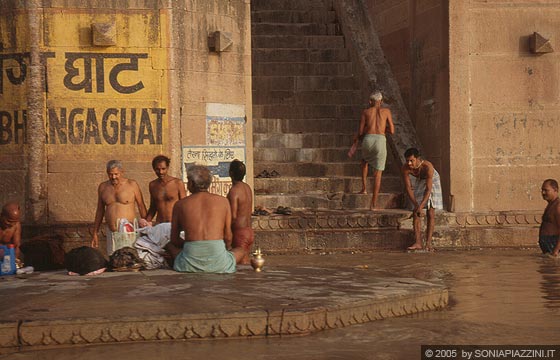 VARANASI - Escursione sul Gange all'alba per osservare la puja al sole nascente e i rituali induisti