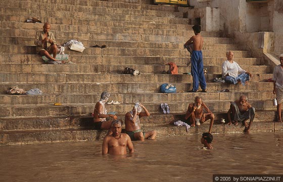 VARANASI - All'alba del sole osserviamo gli usi e i costumi degli induisti durante l'escursione sul Gange