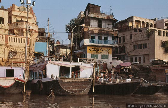 VARANASI - Escursione in barca sul fiume sacro, il Gange