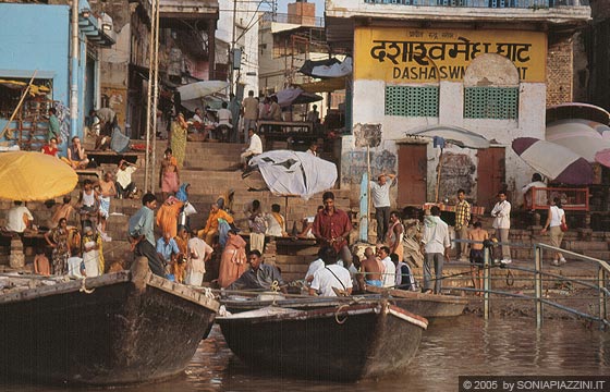 VARANASI - Dasaswamedh Ghat uno dei ghat più affollati