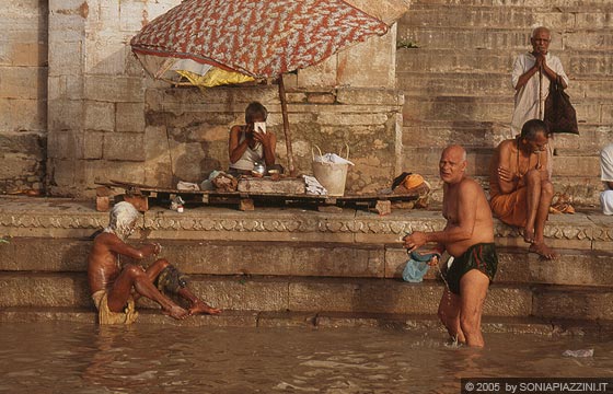 VARANASI - Rituali hindu sul Gange: la puja al sole nascente