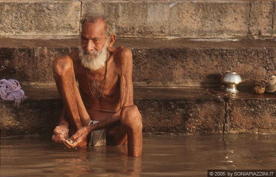 VARANASI - Escursione sul fiume all'alba - un anziano e 