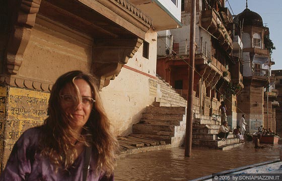 UTTAR PRADESH - Varanasi - io in barca alla calda luce del sole nascente durante l'escursione sul Gange