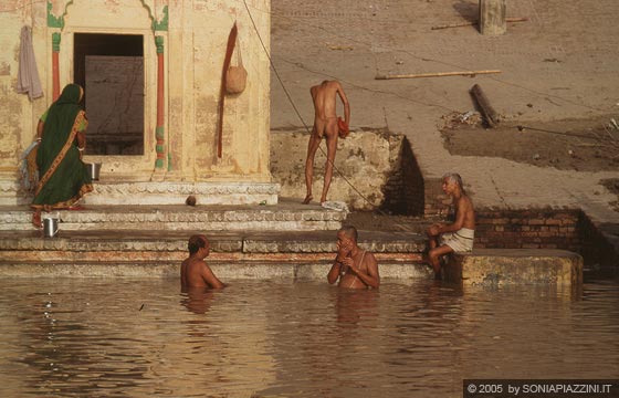UTTAR PRADESH - Il bagno rituale e le abluzioni dei fedeli induisti all'alba