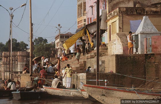 VARANASI - Già all'alba i ghat sul fiume sacro sono intensamente 