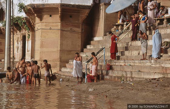 VARANASI - Stagione delle piogge: il livello dell'acqua del fiume in questa stagione è molto alto e raggiunge le scalinate dei ghat