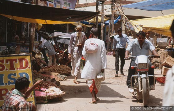 VARANASI - Dasaswamedh Ghat Road: lo spettacolo dell'animata e caotica vita da strada 