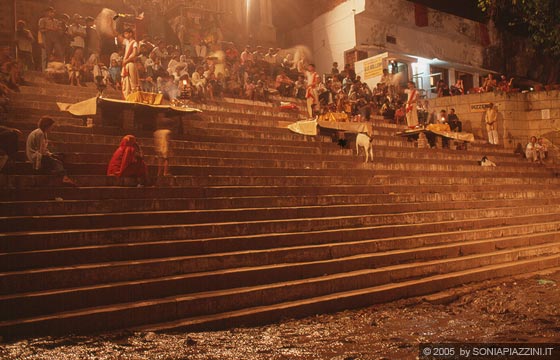 VARANASI - Assi Ghat: la preghiera delle 19,00 è ultimata