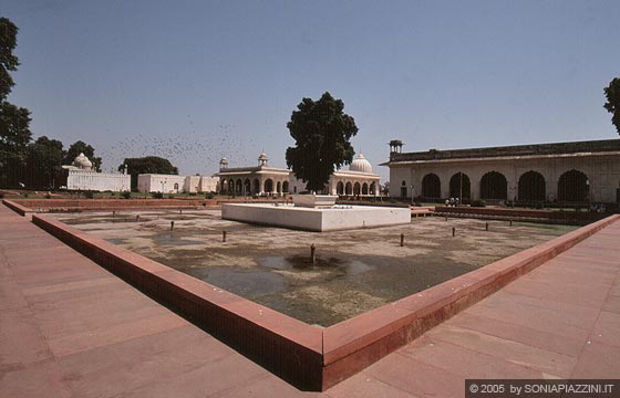 OLD DELHI - Red Fort: vista d'insieme oltre la vasca verso la Diwan-i-khas