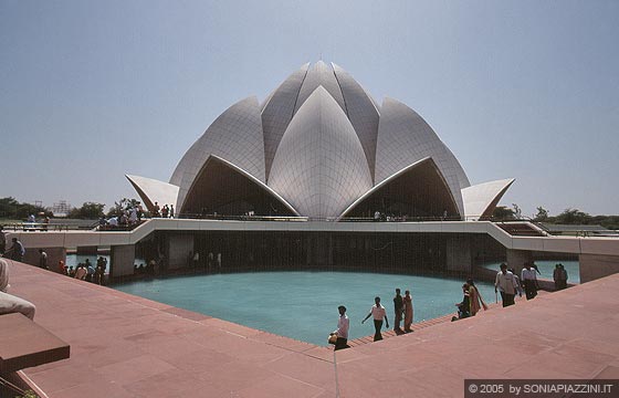 NUOVA DELHI - Bahai Temple: il fior di loto, dalla perfetta simmetria, si staglia e contrasta con il blu delle vasche d'acqua sottostanti
