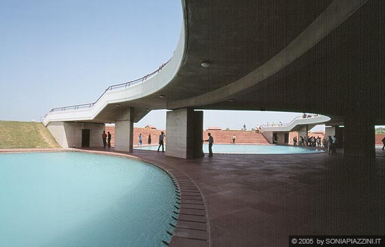 NUOVA DELHI - Bahai Temple: i bacini d'acqua visti dai pilotì del percorso sopraelevato di accesso