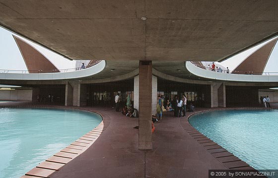 NUOVA DELHI - Bahai Temple: la perfetta simmetria del tempio evidenziata dai bacini d'acqua sottostanti e dalla struttura del percorso sopraelevato