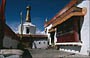 LADAKH - HIMALAYA. Shey Gompa - lo stupa e sulla destra la sala delle preghiere