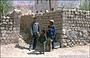 LADAKH . Il villaggio di Tikse - un gruppo di giovani indiani tra strade polverose, muri a secco e le tradizionali costruzioni con intonaco a calce
