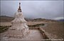 LADAKH . La valle dell'Indo vista dallo Stakna Gompa ed in primo piano un caratteristico stupa