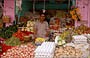 LEH. Mercato di frutta e verdura all'angolo di Old Fort Road: uno dei venditori della foto di gruppo ci ha chiesto di fotografarlo al suo banco
