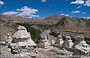 LADAKH. Da Likir ad Alchi - Caratteristico paesaggio del Ladakh: in primo piano i caratteristici stupa disseminati nel paesaggio e sullo sfondo la valle dell'Indo e le aride alture