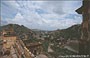 AMBER FORT. Dalla terrazza superiore splendida vista sul lago e sul paesaggio circostante - in primo piano le mura del forte