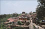 RAJASTHAN MERIDIONALE. Il villaggio costruito all'interno del forte di Kumbhalgarh ai piedi della collina del palazzo e sullo sfondo i templi