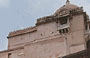 RAJASTHAN MERIDIONALE. L'inaccessbile forte di Kumbhalgarh in cima alla catena dell'Aravalli: dirigendoci verso la dimora regale osserviamo una caratteristica cisterna