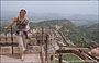 FORTE DI KUMBHALGARTH. Io provata dal caldo accentuato dalla salita poso per la classica foto, sullo sfondo l'inespugnabile fortezza e le cime dell'Aravalli 