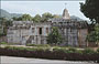 RANAKPUR. Sun Temple visto dal viale pedonale con l'alto basamento