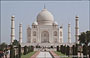 AGRA. Taj Mahal, l'imponente mausoleo di marmo bianco fatto erigere per amore