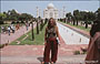 AGRA. Taj Mahal - l'immancabile foto turistica davanti a uno dei più celebri monumenti al mondo