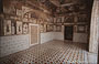AGRA. Mausoleo di Itimad-ud-Daulah - una delle otto sale che circondano la sala centrale con l'uso diffuso della pietra dura e delle tarsie in marmo