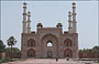 AGRA. Mausoleo di Akbar - la grande porta meridonale di accesso vista dall'interno del cortile