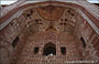 AGRA. Mausoleo di Akbar - una delle porte monumentali orientate secondo i punti cardinali a chiusura del percorso sopraelevato a croce che divide il parco di Sikandra in grande aree verdi