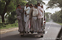 UTTAR PRADESH. Verso Fatehpur Sikri - dalla macchina mi diverto a fotografare questa camionetta che trasporta molti indiani