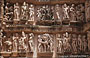 KHAJURAHO. Lakshmana Temple: i muri esterni animati di una vita intensa e brulicante con splendidi gruppi scultorei che esaltano le forme umane nella bellezza degli atteggiamenti erotici e sensuali