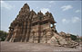 KHAJURAHO. Kandariya Mahadeva Temple visto dalla piattaforma comune ai tre templi