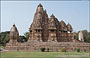 KHAJURAHO. Vishvanath Temple e sullo sfondo il piccolo Parvati Temple