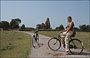 KHAJURAHO. Templi del gruppo meridionale - io in bicicletta e sullo sfondo il Duladeo Temple