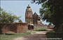 KHAJURAHO. Vamana Temple (templi del gruppo orientale) in posizione isolata tra i verdi campi