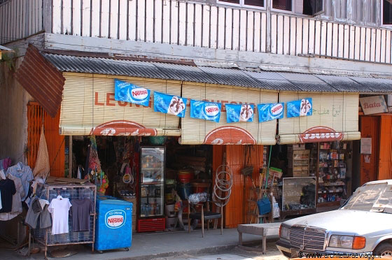 KUALA BESUT - Proprio di fronte al Mama's office, ci guardiamo un pò intorno sperando in una sistemazione