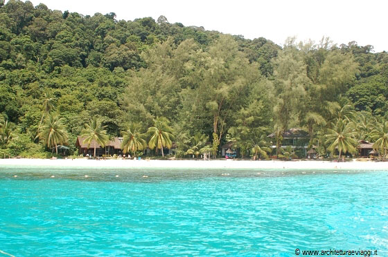 ISOLE PERHENTIAN - Dal largo osserviamo la spiaggia di fronte al Perhentian Island Resort 
